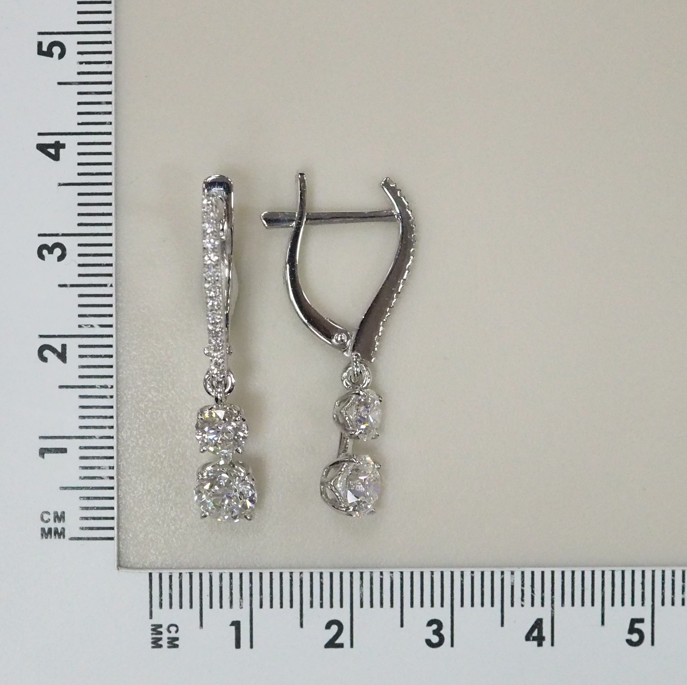 Серьги из белого золота с бриллиантами